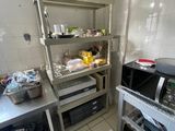 une cuisine équipée d'une cuisinière, d'un micro-ondes et d'autres appareils électroménagers