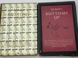 deux livres posés l'un sur l'autre sur une table