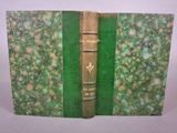 un vieux livre à la couverture verte posé sur une table