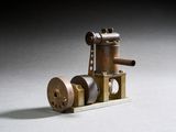 une petite maquette de machine à vapeur posée sur une table