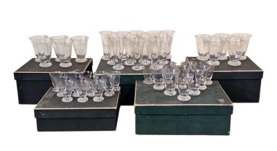 Plusieurs verres sont posés sur une boîte noire, sur un fond blanc.