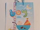 un petit sac cadeau avec l'image d'un bébé dans une poussette