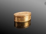 une pièce d'or posée sur une surface noire