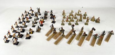 un grand nombre de figurines posées sur une table