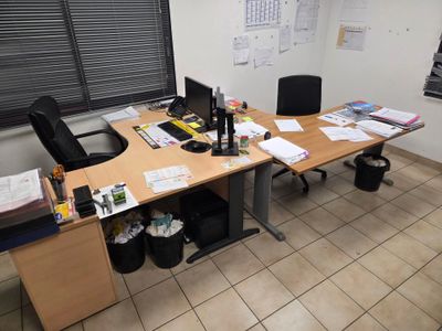 une photo d'un bureau recouvert de nombreux papiers