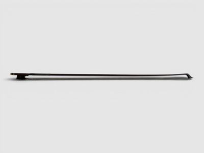 une photo en noir et blanc d'une brosse à dents posée sur une surface blanche
