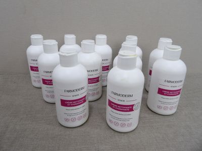 six flacons de lotion posés sur une table