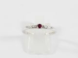 une bague en or blanc sertie d'un rubis et de diamants