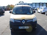 une camionnette jaune et noire garée sur un parking à côté d'autres voitures