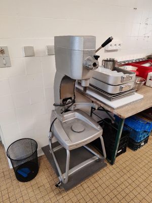 une machine posée sur une table dans une cuisine