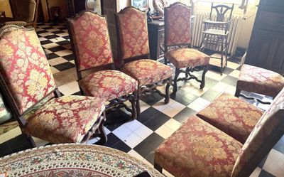 de nombreuses chaises disposées dans une pièce