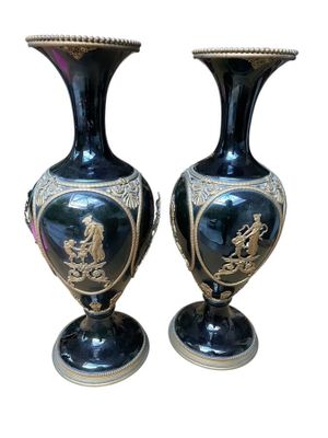 Paire de vases en porcelaine noire avec garniture de bronze …