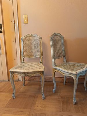 deux chaises assises l'une à côté de l'autre dans une pièce