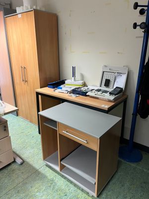 un bureau avec un ordinateur dans le coin d'une pièce