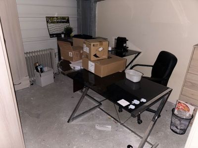un bureau et une chaise dans une pièce où se trouvent des cartons