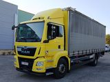 un camion jaune garé dans un parking