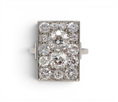 une bague en diamant et plaquée platine, signée Van Cleef