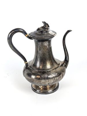 cafetière plaquée argent avec un oiseau sur le couvercle