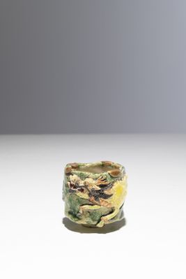 gros plan d'une bague sur une table à fond blanc