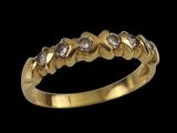 une bague en or jaune sertie de cinq diamants sur fond noir