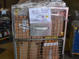 un chariot contenant des cartons d'œufs dans un entrepôt