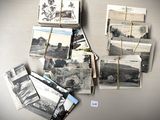 une série de vieilles photos accrochées au mur