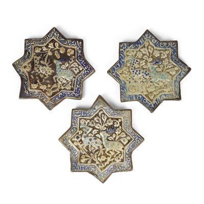 trois assiettes décoratives ornées de motifs bleus et blancs