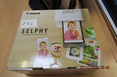 une boîte sur laquelle figure la photo d'un enfant