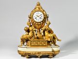 une horloge en or posée sur un socle en marbre