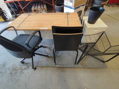 une table avec des chaises et un plateau sur lequel est posée une plante