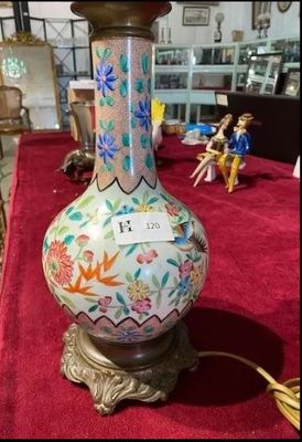 un vase posé sur une table recouverte d'une nappe rouge