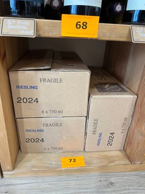 Des cartons de vin sont empilés sur une étagère dans un magasin
