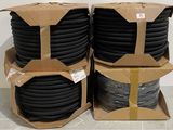 trois boîtes de fils noirs sont empilées les unes sur les autres