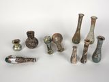 de nombreux types de vases différents posés sur une table