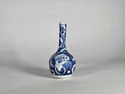 vase bleu et blanc orné d'un motif de dragon sur le fond