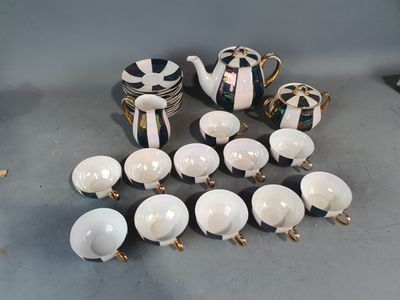 les nombreuses tasses et soucoupes qui se trouvent sur la table