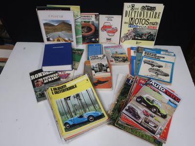 un grand nombre de livres posés sur une table