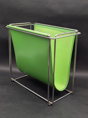 un porte-revues vert contenant un magazine