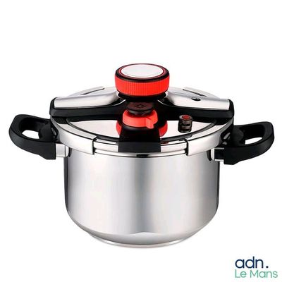 une casserole argentée avec un couvercle rouge sur fond blanc