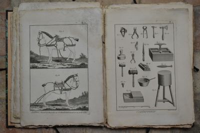 deux pages d'un livre avec des dessins