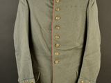 un manteau militaire vert orné d'une bande rouge au col