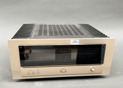 une photo d'un amplificateur stéréo de couleur beige posé sur une table