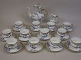 beaucoup de tasses et de soucoupes sur la table