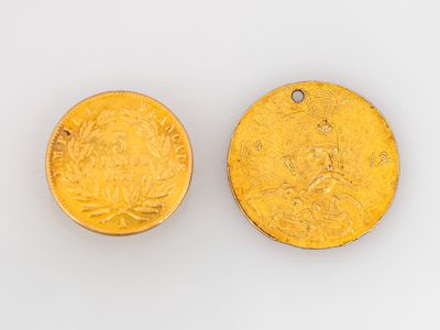 deux pièces d'or, dont l'une représente la tête d'un homme et l'autre celle d'une femme