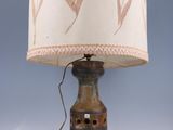 une lampe posée sur une table et munie d'un abat-jour