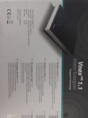 le dos d'un livre en noir et blanc posé sur une table