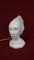 Lampe veilleuse en porcelaine blanche représentant une Victo… (photo 4)