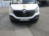 la photo d'une camionnette blanche garée sur un parking