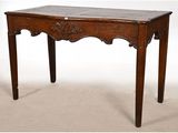 une vieille table en bois avec un plateau en marbre sur fond blanc