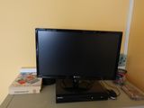 une télévision à écran plat posée sur un bureau, à côté d'un lecteur DVD